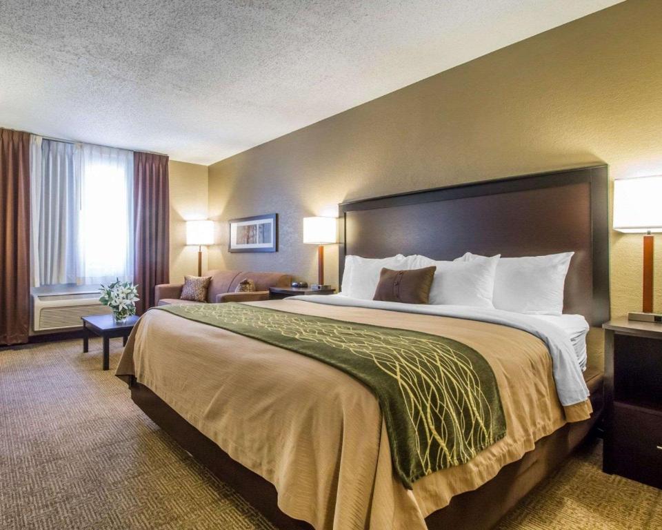 HarlanQuality Inn的酒店客房设有一张大床和两盏灯
