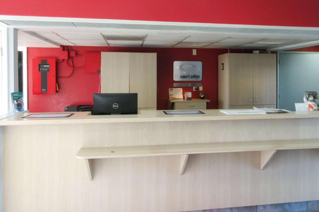 帕迪尤卡Econo Lodge Paducah West I-24的一个带红色墙台面的办公室