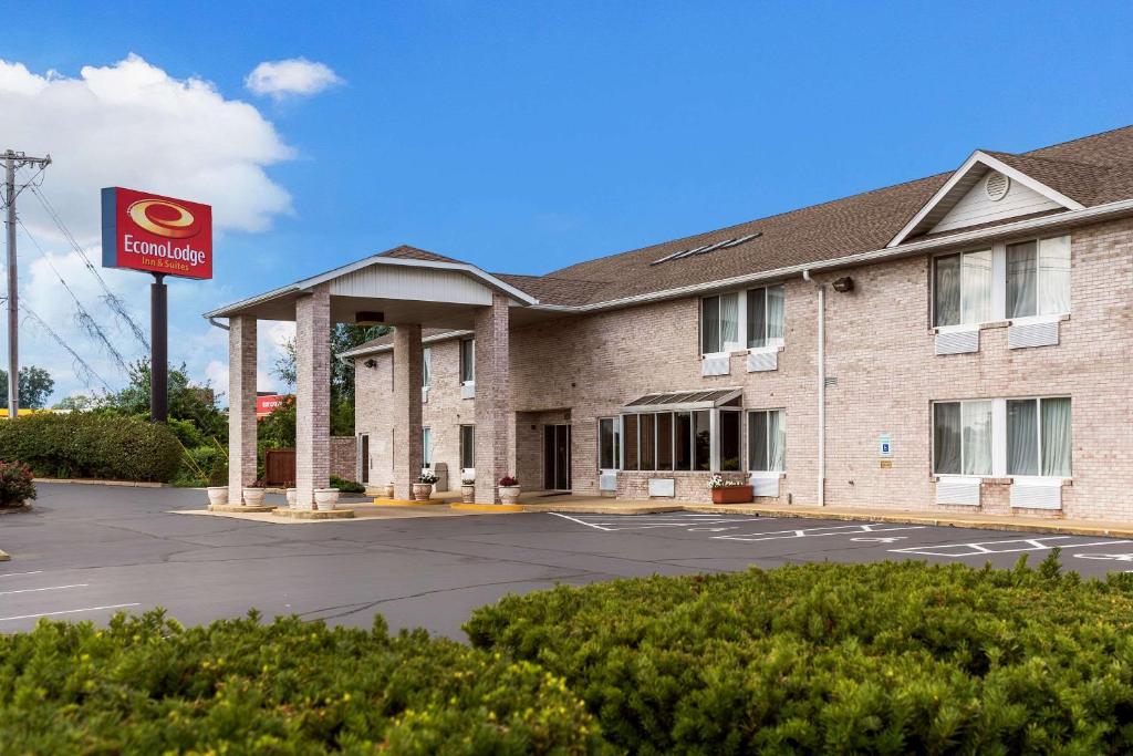 费尔维尤海茨Econo Lodge Inn & Suites Fairview Heights near I-64 St Louis的享有酒店正面景色,并带有迎宾标志