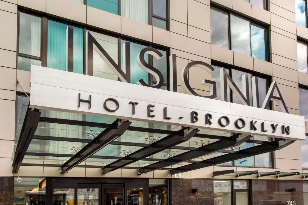 布鲁克林Insignia Hotel, Ascend Hotel Collection的酒店小溪标志