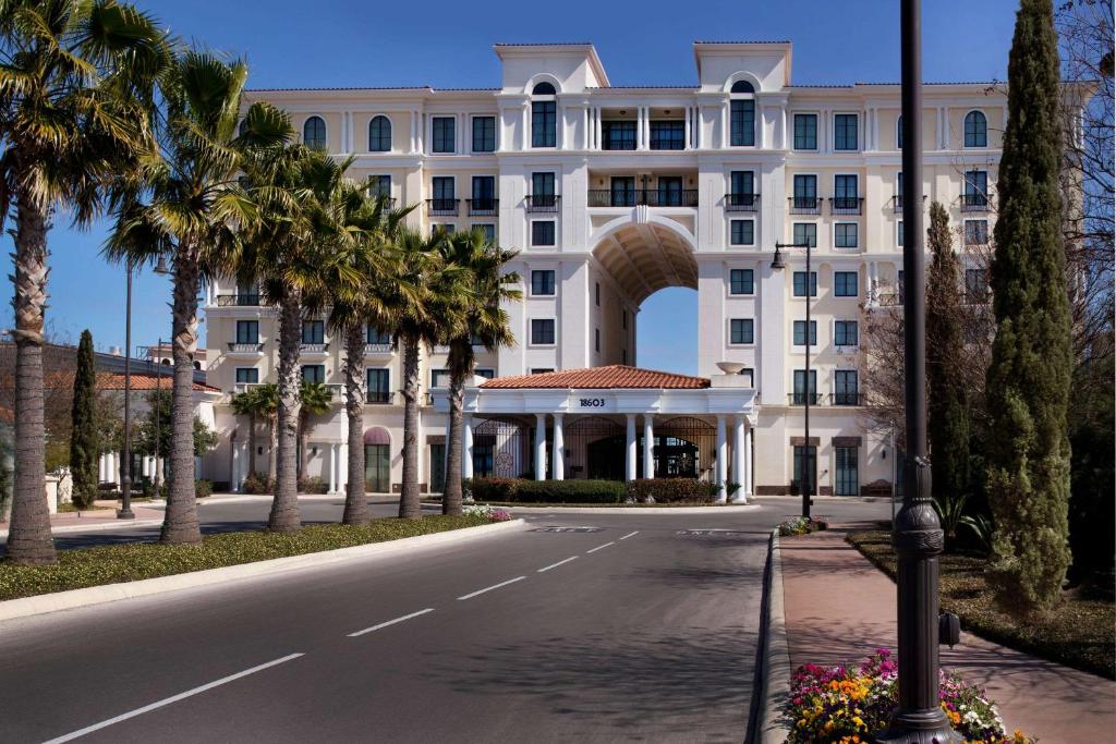 圣安东尼奥Bluegreen Vacations Eilan Hotel and Spa, Ascend Resort Collection的棕榈树建筑前的一条空街道