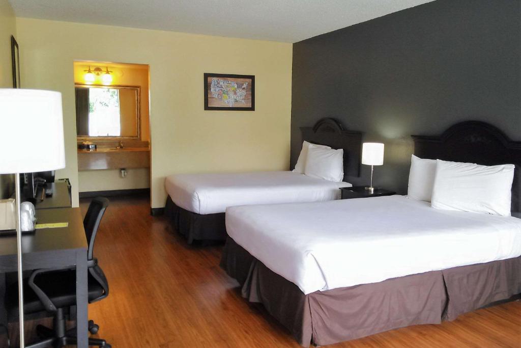 奥蒙德海滩奥蒙德海滩伊克诺旅馆的酒店客房配有两张床和一张书桌