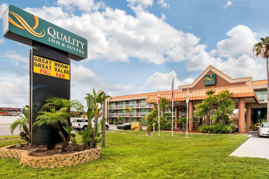 塔彭斯普林斯Quality Inn & Suites Tarpon Springs South的建筑前有标志的酒店