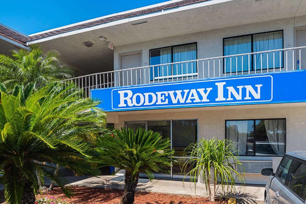 奥兰多Rodeway Inn Kissimmee Maingate West的楼前的路德会馆标志