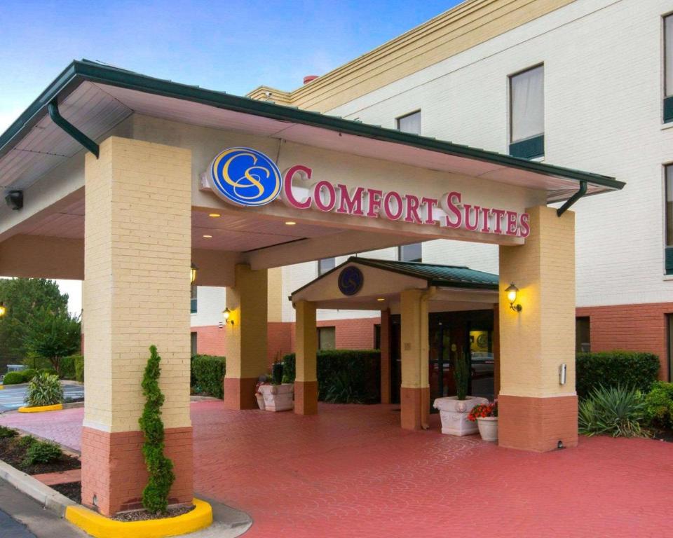 卡明Comfort Suites Cumming-Atlanta near Northside Hospital Forsyth的汽车门入口的标志