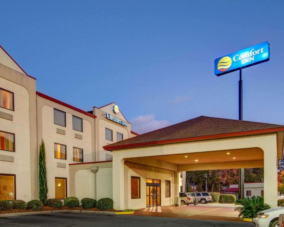 哥伦布Comfort Inn Columbus Near Fort Moore的建筑顶部有标志的酒店