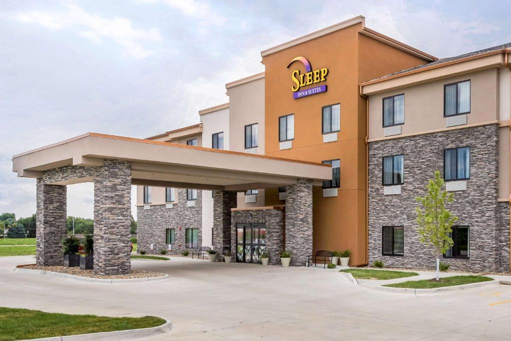 西得梅因Sleep Inn & Suites West Des Moines near Jordan Creek的 ⁇ 染酒店,在上面有标志
