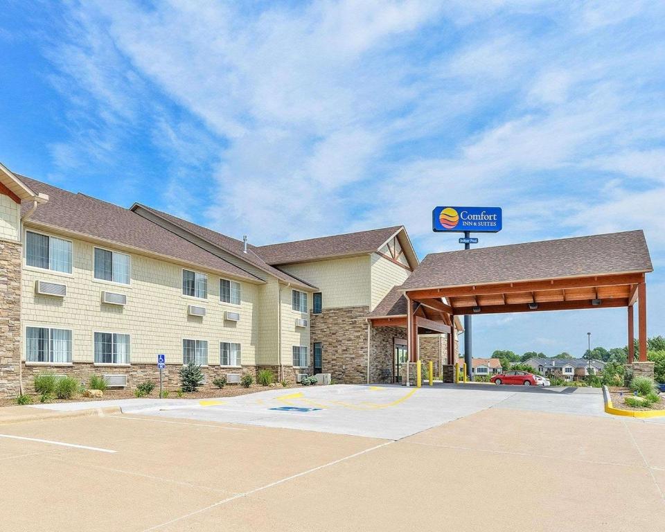 Le ClaireComfort Inn & Suites Riverview near Davenport and I-80的酒店停车场前面有一个标志