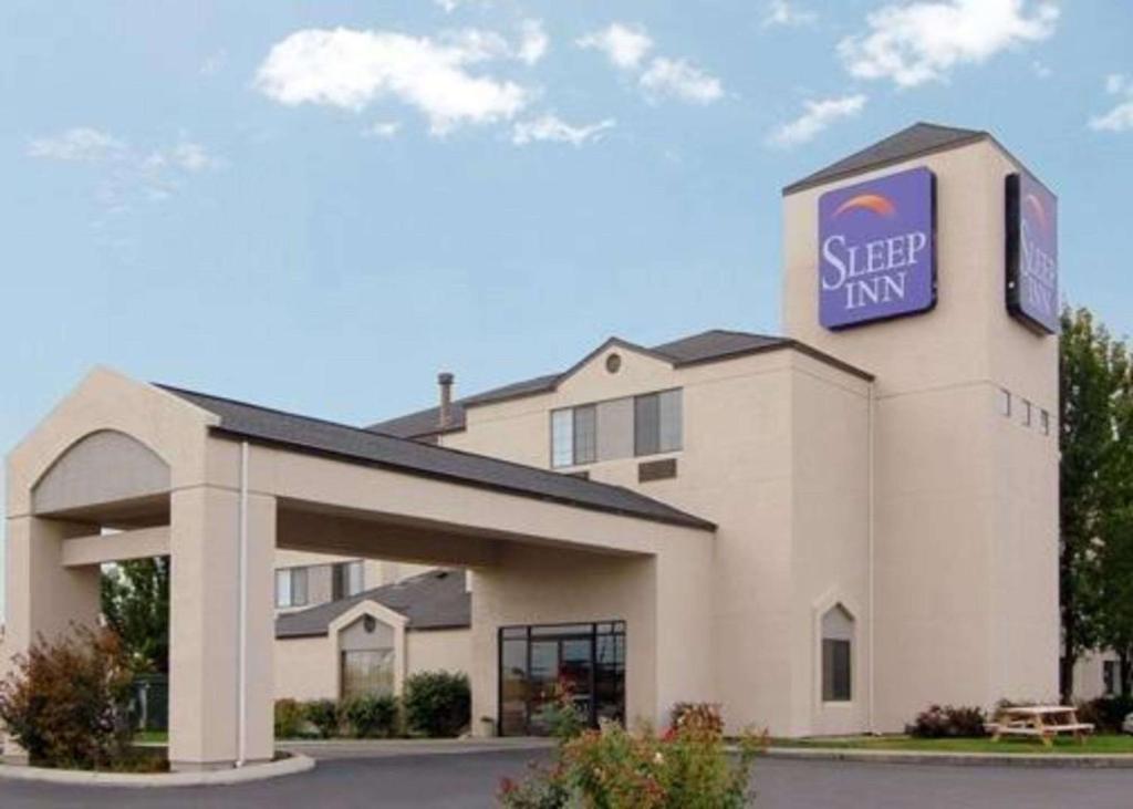 楠帕Sleep Inn Nampa near Idaho Center的建筑一侧有标志的酒店