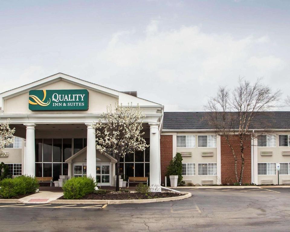 圣查尔斯Quality Inn & Suites St Charles -West Chicago的带有阅读统一旅馆和套房标志的酒店