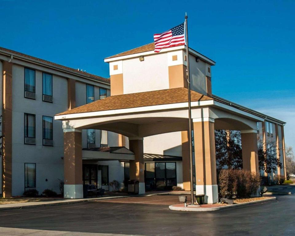 CahokiaQuality Inn & Suites near St Louis and I-255的上面有美国国旗的建筑