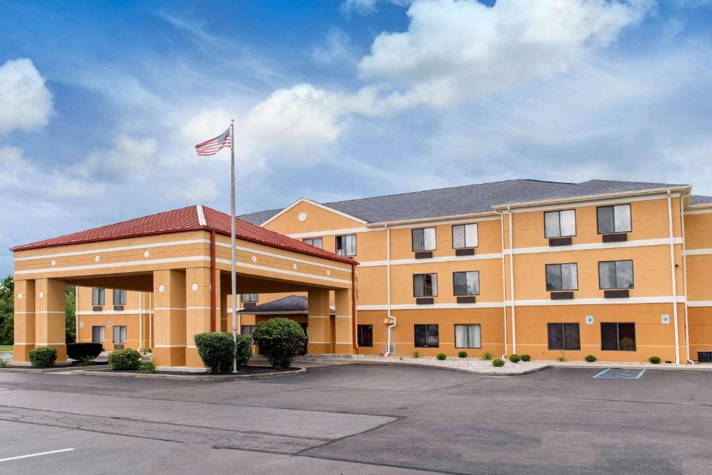 安德森Quality Inn & Suites Anderson I-69的前面有美国国旗的酒店