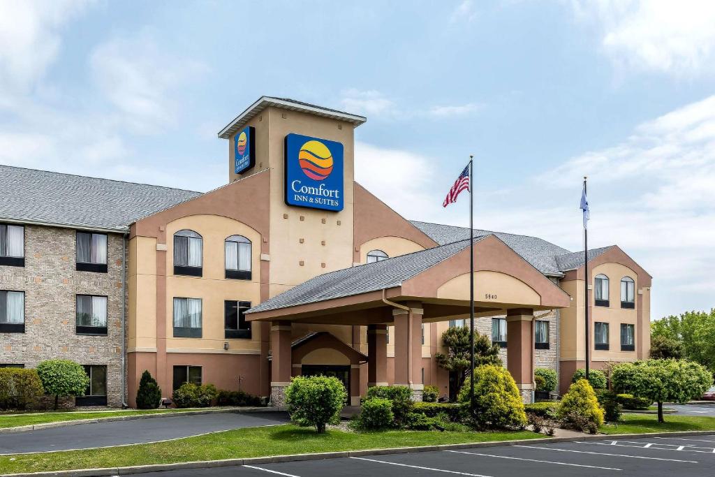 南本德Comfort Inn & Suites Mishawaka-South Bend的酒店前方的 ⁇ 染