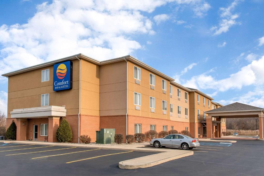 PorterComfort Inn & Suites Porter near Indiana Dunes的停车场内有停车位的酒店