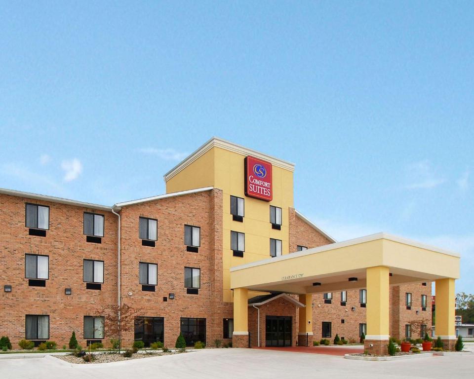 南本德Comfort Suites South Bend Near Casino的前面有标志的酒店