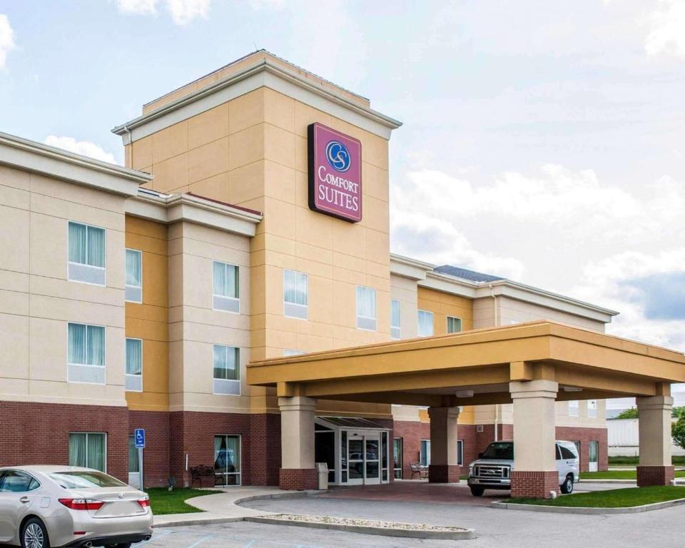 印第安纳波利斯Comfort Suites near Indianapolis Airport的前面有停车场的酒店