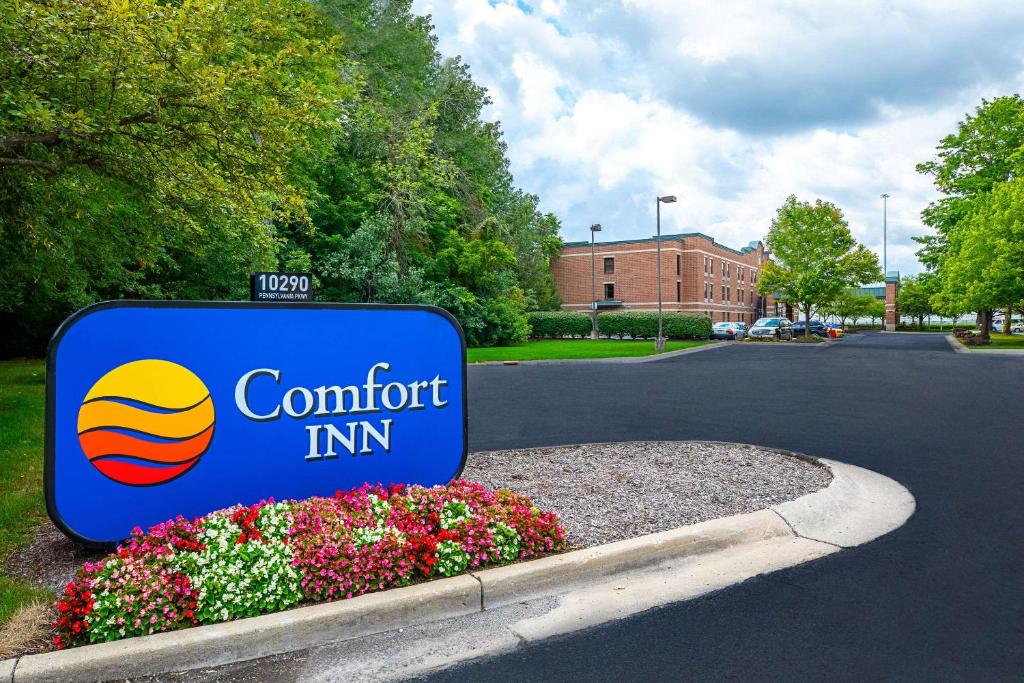 卡梅尔北印第安纳波利斯 - 卡梅尔康福特茵酒店的花边的舒适旅馆标志