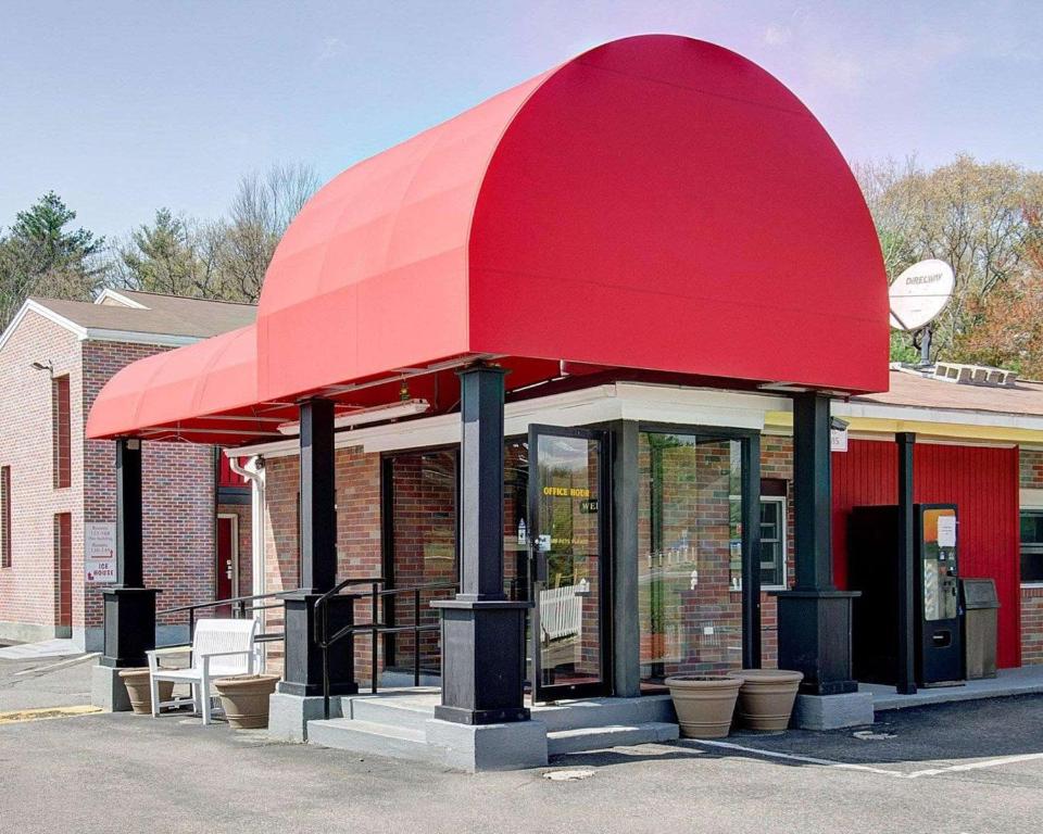 沙伦伊卡能莎伦旅舍的餐厅顶上的红色遮阳篷