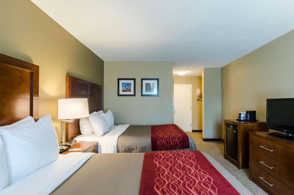 兰道夫兰道夫波士顿康福特茵酒店的酒店客房设有两张床和一台平面电视。