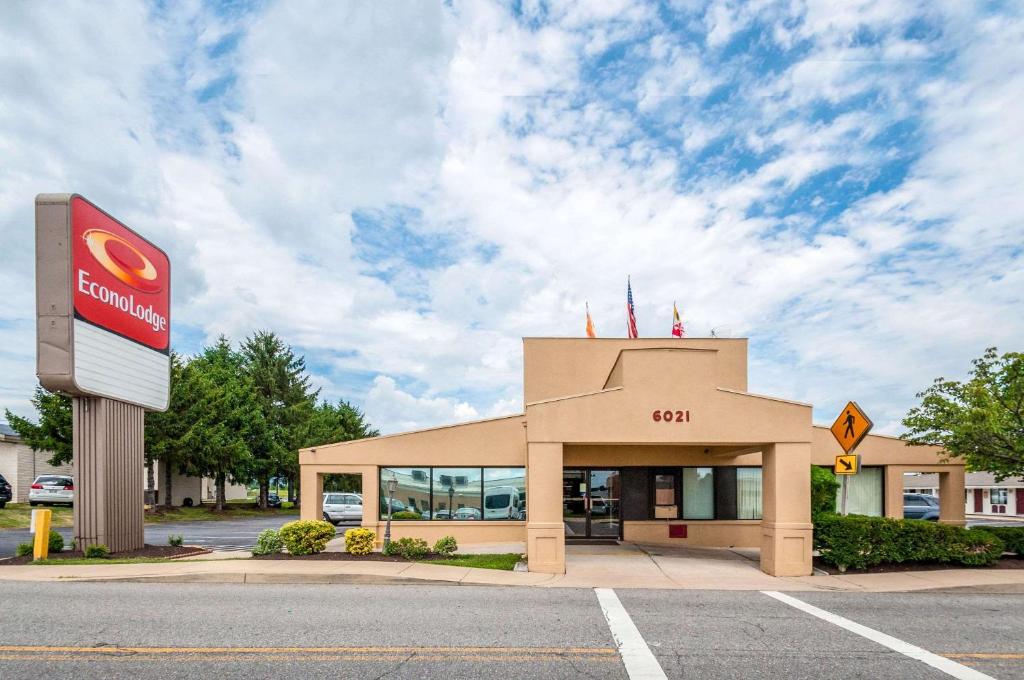 弗雷德里克Econo Lodge Frederick I-70的前面有标牌的商店