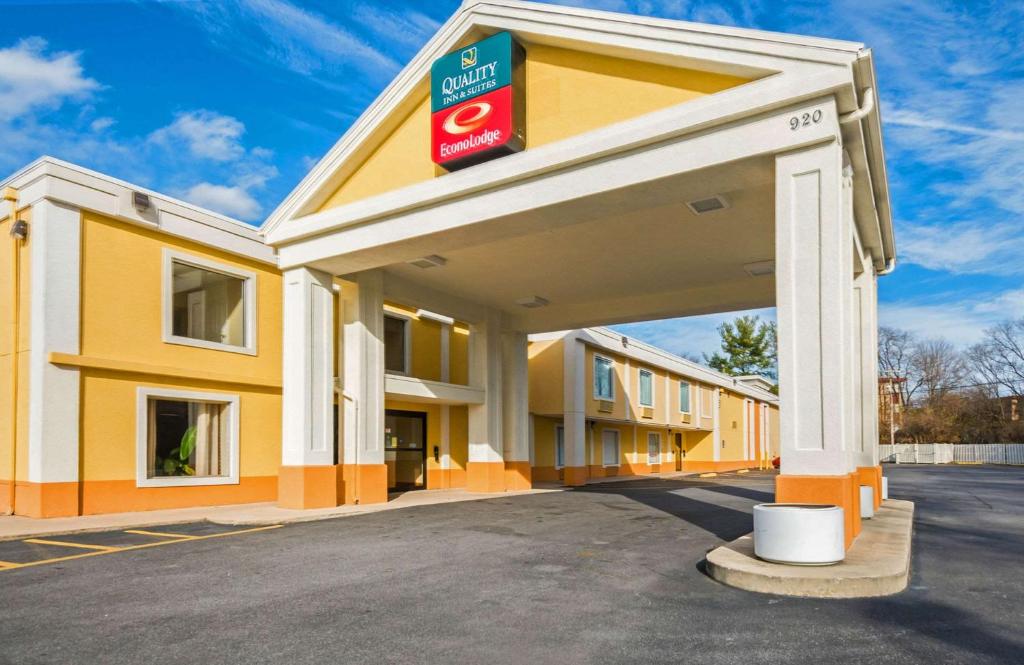 黑格斯敦Quality Inn & Suites的建筑前方有标志的酒店