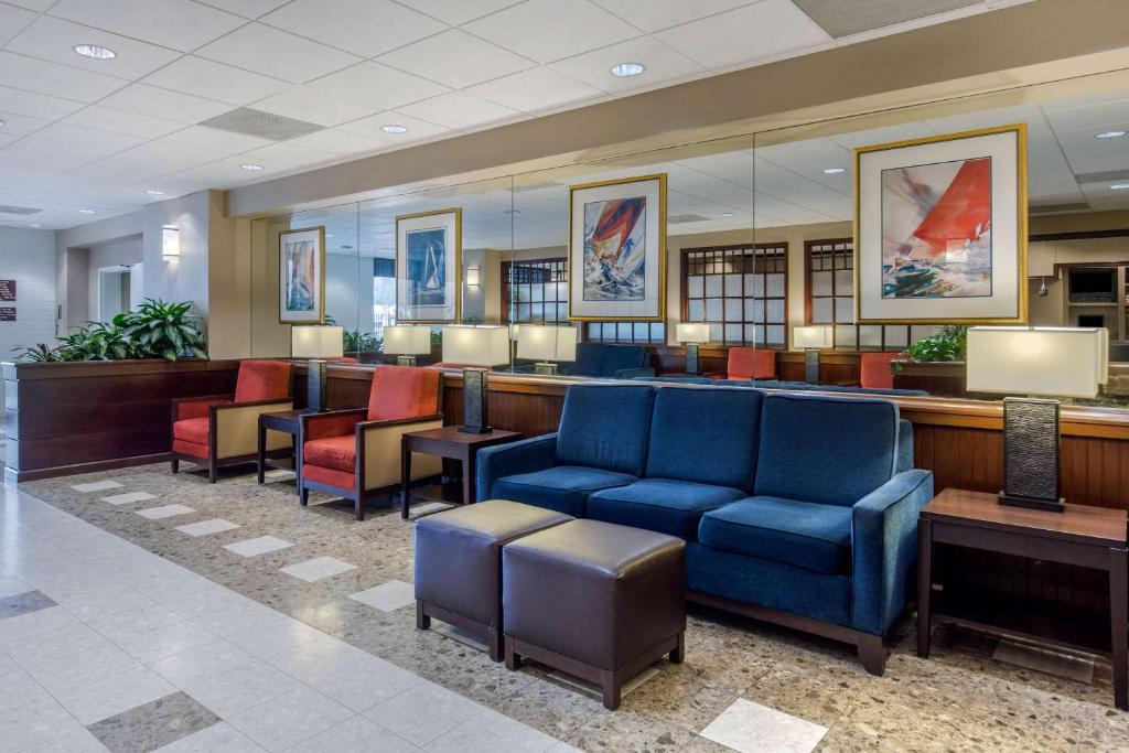鲍伊鲍伊会议中心康福特茵酒店的大堂设有椅子和等候室