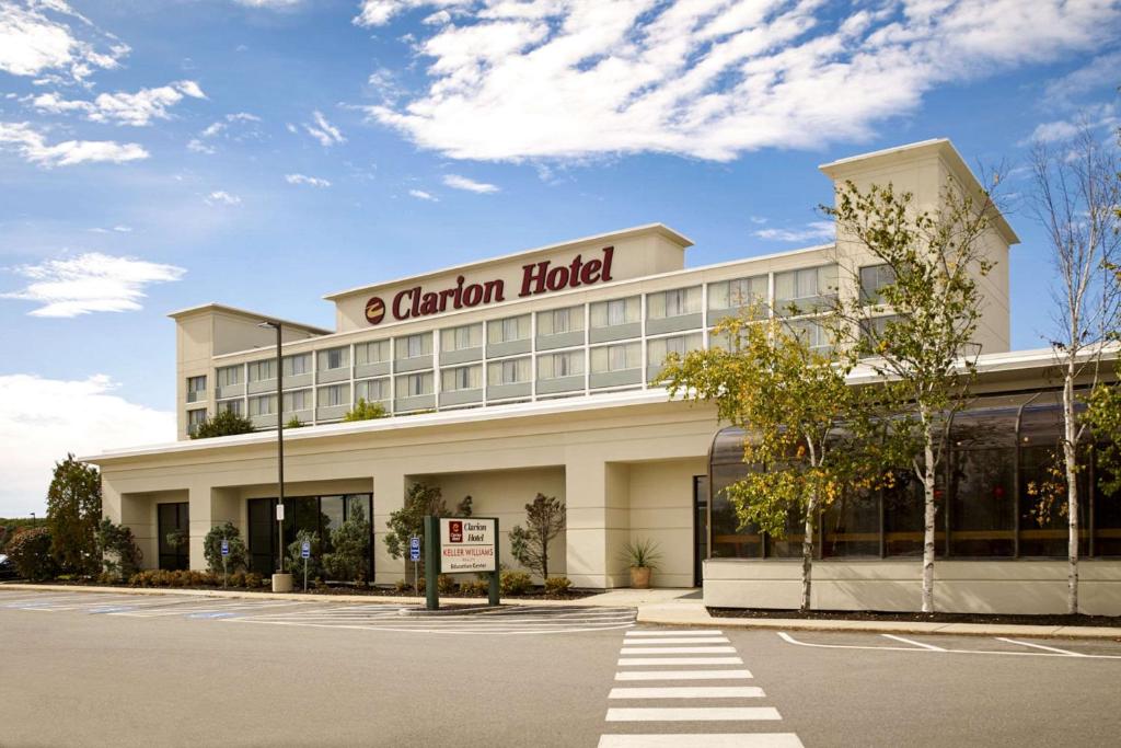 波特兰波特兰机场克拉丽奥酒店的一座带有读取花园酒店标志的建筑