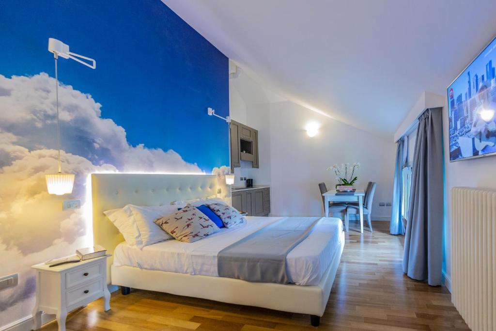 里米尼Marina Centro Suite的一间卧室配有一张蓝色墙壁的床