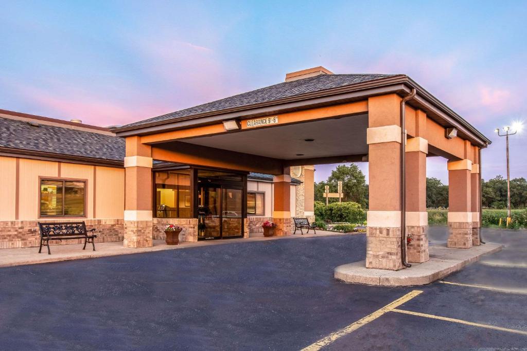 马斯基根Country Inn & Suites by Radisson, Muskegon, MI的大楼前的一个空停车位