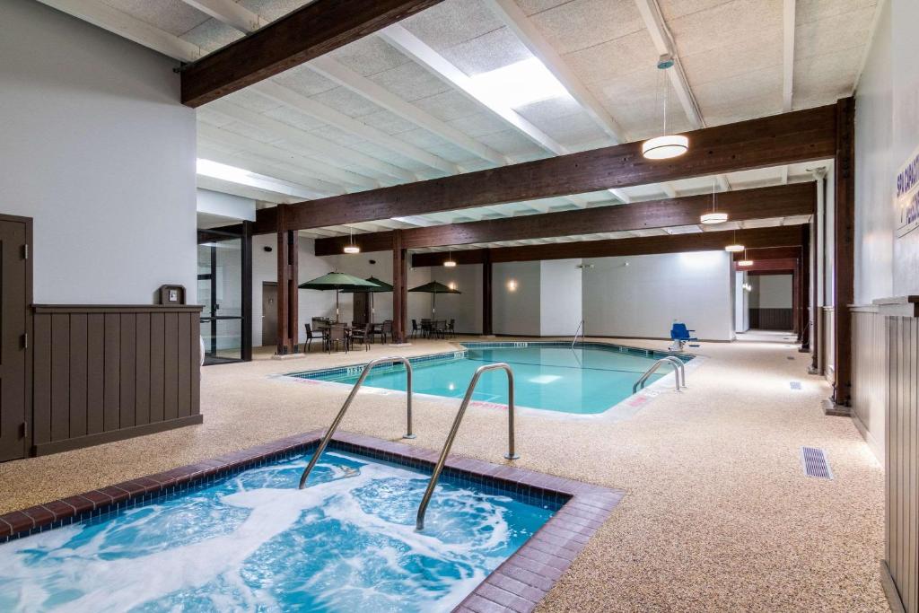 普利茅斯Comfort Inn Plymouth-Minneapolis的大型建筑中的大型游泳池