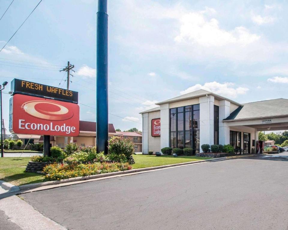 斯普林菲尔德Econo Lodge Springfield I-44的一间有快餐店标志的建筑