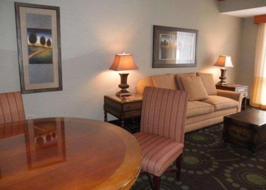 弗洛里森特圣路易斯西北品质酒店 I-270的客厅配有沙发和桌子