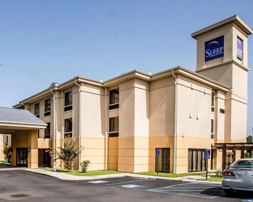 哈蒂斯堡Sleep Inn & Suites Hattiesburg的一座大建筑,上面有标志