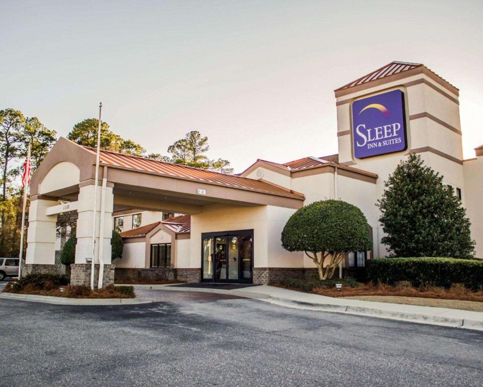 斯普林莱克Sleep Inn & Suites Spring Lake - Fayetteville Near Fort Liberty的建筑一侧有标志的酒店