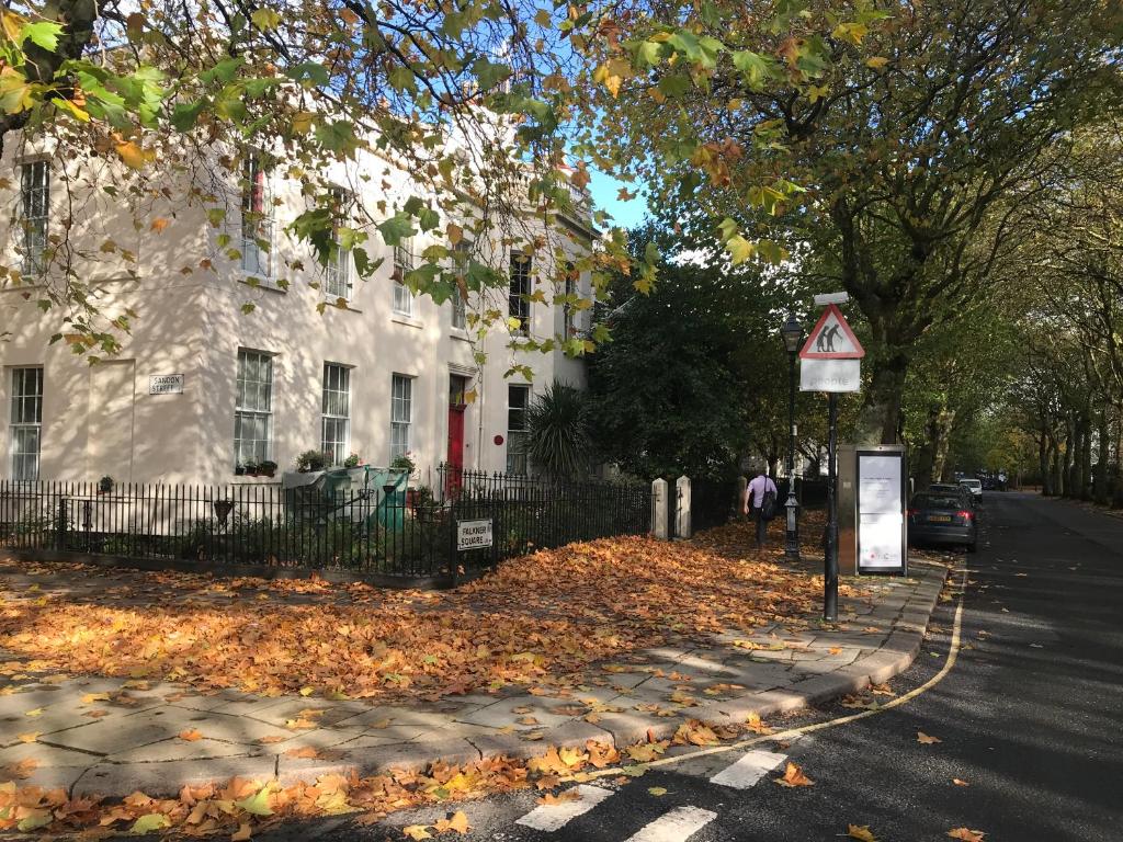 利物浦大使馆背包客酒店的路边树叶的街道上的建筑