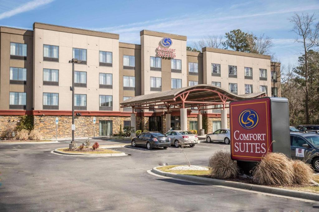 新伯尔尼Comfort Suites New Bern near Cherry Point的建筑前有标志的酒店