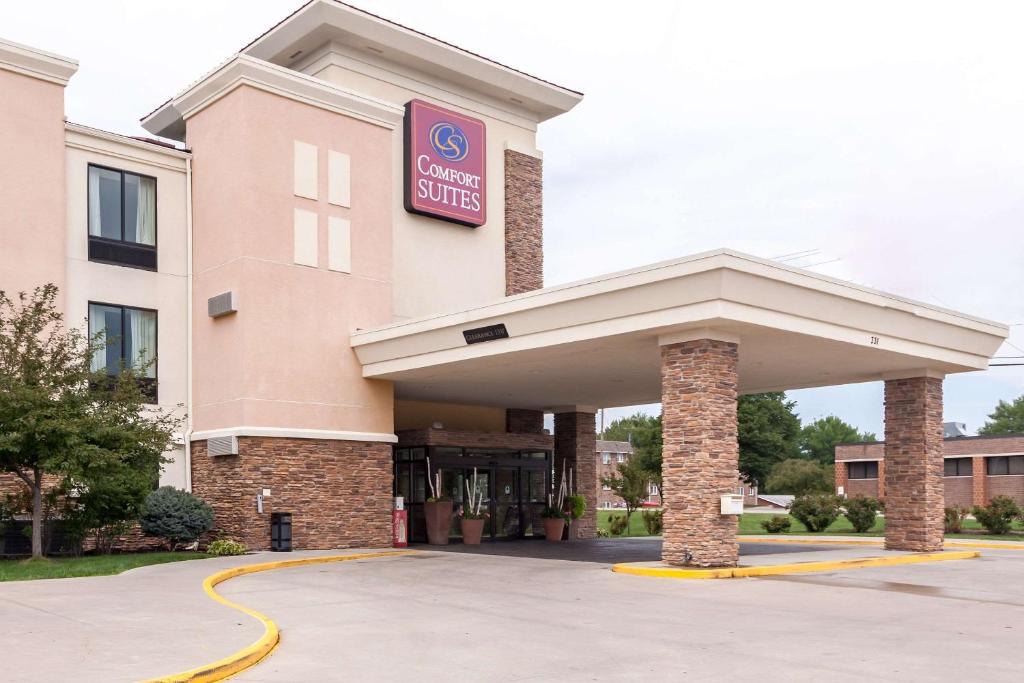 林垦Comfort Suites East Lincoln - Mall Area的建筑前方有标志的酒店