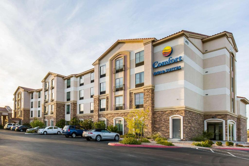 拉斯维加斯Comfort Inn & Suites Henderson - Las Vegas的桑树酒店前方的 ⁇ 染