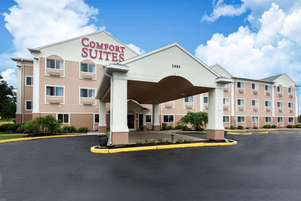 亨里埃塔Comfort Suites Rochester Henrietta University Area的带有阅读舒适套房标志的酒店