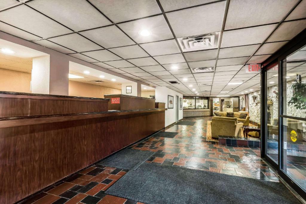 宾厄姆顿Quality Inn & Suites Binghamton Vestal的医院的大厅,有等候室