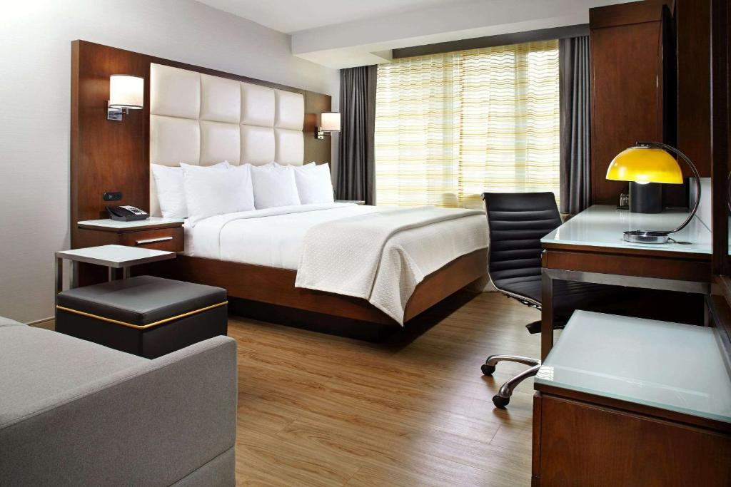 纽约纽约坎布里亚酒店 - 切尔西的酒店客房配有一张床和一张带电脑的书桌