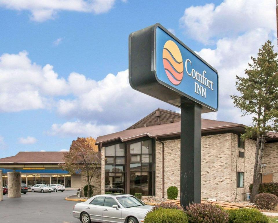 莫米Comfort Inn Maumee - Perrysburg Area的汽车经销商大楼前的标志