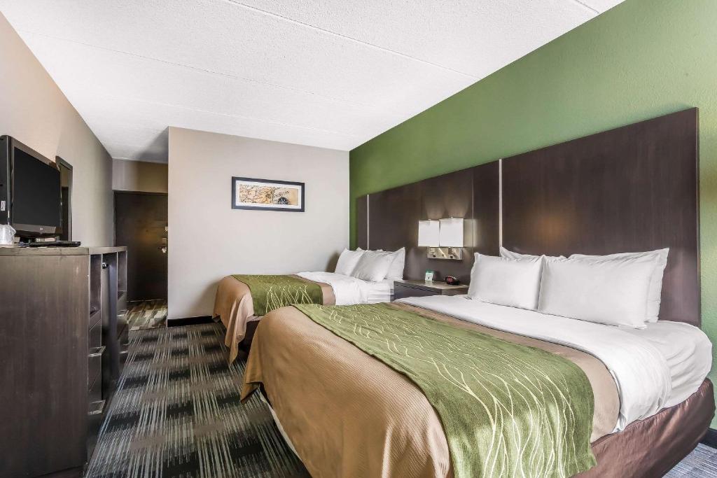 米德尔堡海茨克利夫兰机场康福特茵酒店的酒店客房设有两张床和一台平面电视。