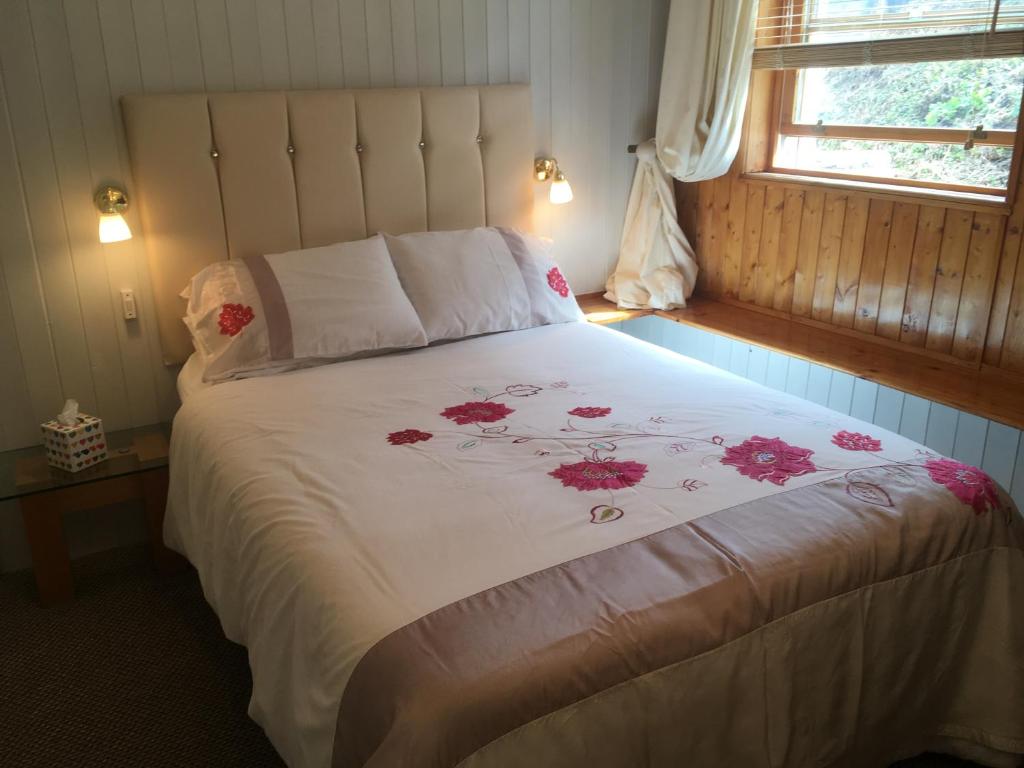北贝里克The Folly Hotel的卧室配有一张白色大床,床上有红色的鲜花