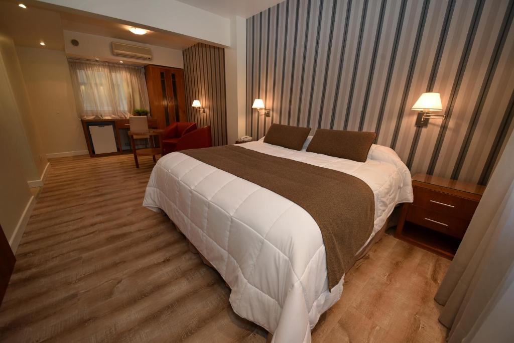 马德普拉塔斯科皮奥斯大酒店的一间位于酒店客房内的带大床的卧室