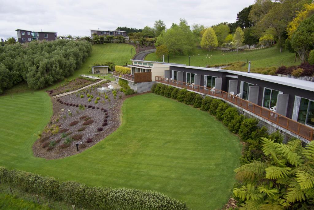 新普利茅斯旺伯吉斯山酒店的享有花园建筑的空中景致