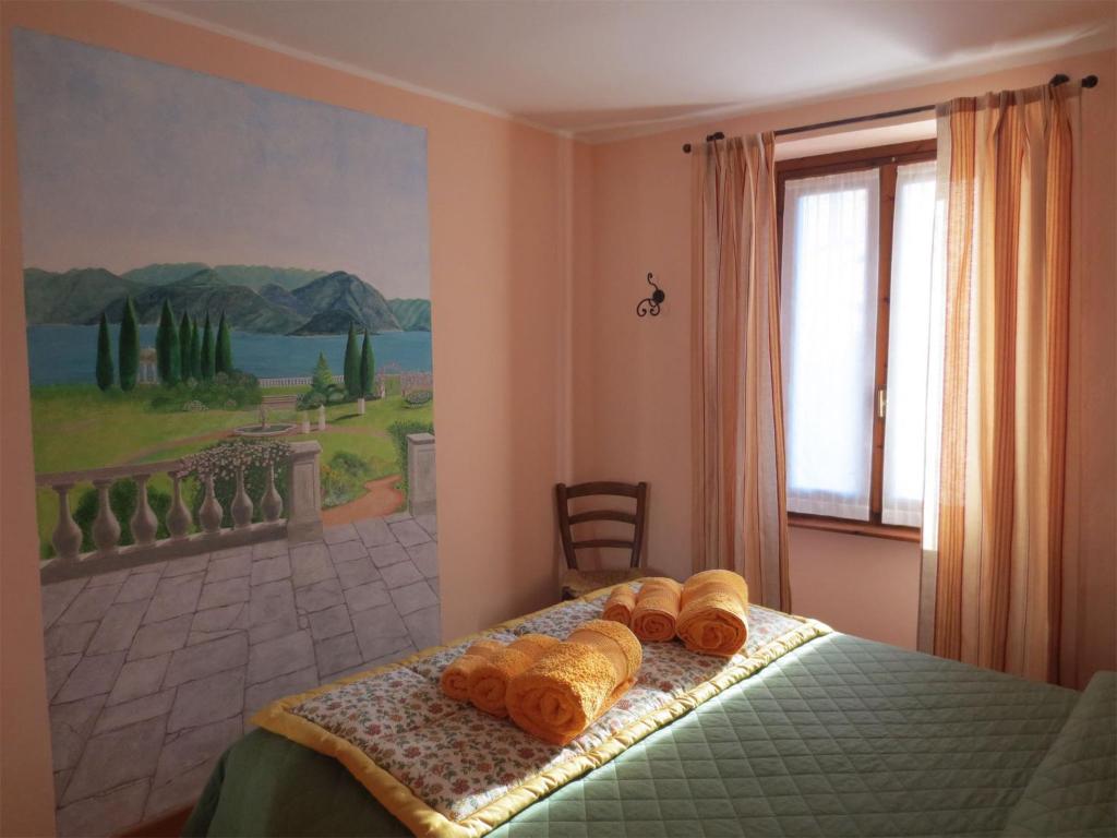 MargnoLa Ca' Di Sala的一间卧室配有床和毛巾