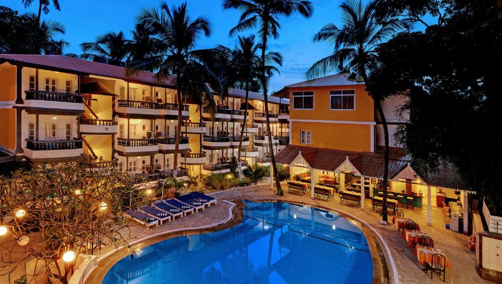 巴加Santiago Beach Resort的享有酒店空中美景,设有游泳池