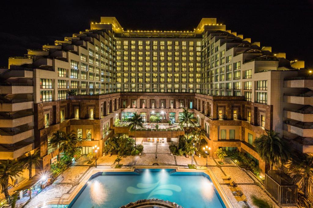 台东娜路弯大酒店 的一座大型建筑,前面设有一个游泳池