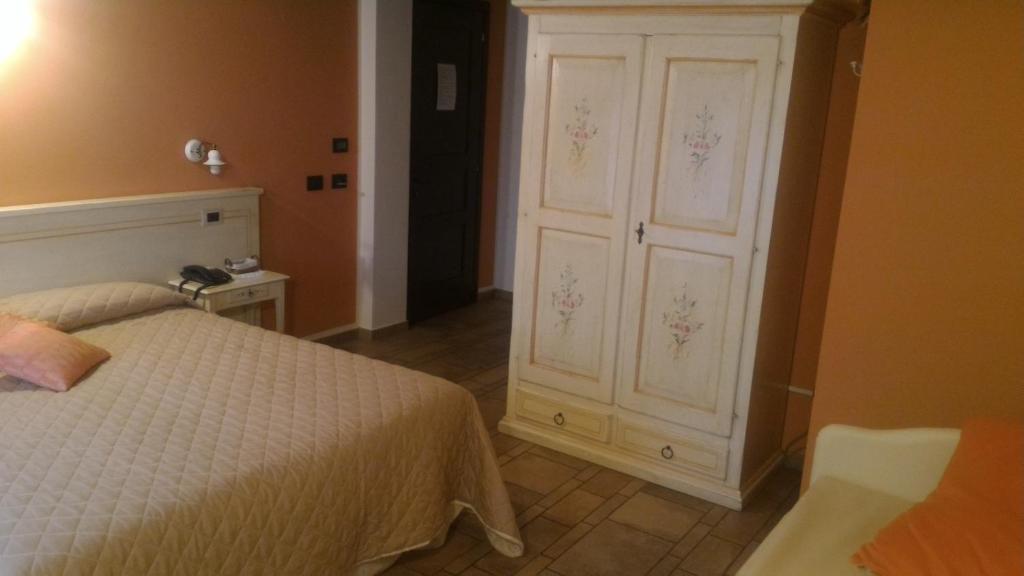 蒙多维拉迪莫拉戴尔康达蒂诺公寓的一间卧室配有床和白色橱柜